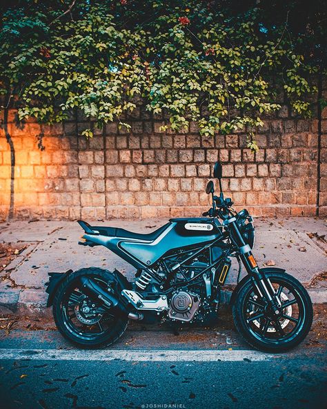 joshi daniel on Instagram: “Husqvarna Svartpilen 250. | @ktm_mekhricircle . . . . . #joshidaniel #hellofrom #bikersofindia #bikersofinstagram #bikersofkerala…” Husqvarna Svartpilen 250, Moto Wallpapers, Motorcycle Clubs, Sky Photography, Ducati, Cafe Racer, Cars And Motorcycles, Motorcycles, Bike