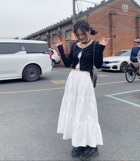 Japan Long Skirt Outfit, Cute Midsize Outfits Spring, Call 2023 Outfits, Long Skirts Fall Outfits, Cute Outfit Inspo Spring, Outfit Inspo Maxi Skirt, Japan Style Fashion Summer, White Skirt Outfit Long, Maxi Skirts Outfit Ideas