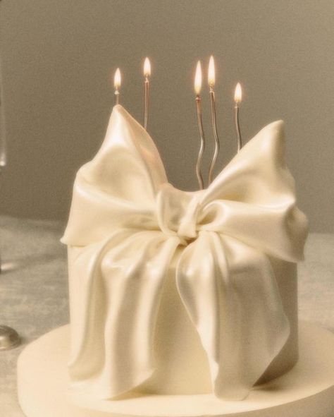 Your Wedding Aesthetics on Instagram: "A minimalist and elegant cake idea from @love__and__sweets #cakedesign #cakeart #weddingcake" Fondant Bow Cake, Ribbon Birthday Cake, Cake With Ribbon Bow, Big Cakes Birthday, White Bow Cake, Ribbon Wedding Cake, Bow Tie Cake, Tie Cake, Bow Wedding Cakes