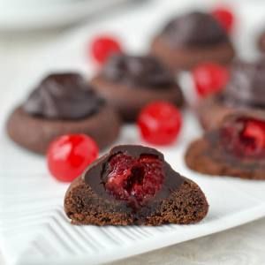 Chocolate Covered Cherry Cookies. Dark chocolate thumbprint cookies filled with rich chocolate that surrounds a sweet maraschino cherry surprise inside. Cherry Cookies Recipes, Chocolate Covered Cherry, Chocolate Thumbprint Cookies, Fruity Recipes, Cherry Cookies, Rock Recipes, Chocolate Covered Cherries, Cookies Chocolate, Thumbprint Cookies