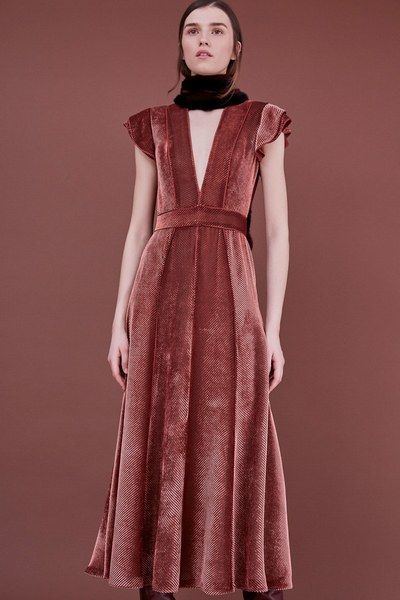 See the complete J. Mendel Pre-Fall 2018 collection. 2018 Fashion, Velvet Fashion, Closet Fashion, Fashion 2018, Fashion Show Collection, Fall 2018, Pre Fall, Street Styles, Fashion Details