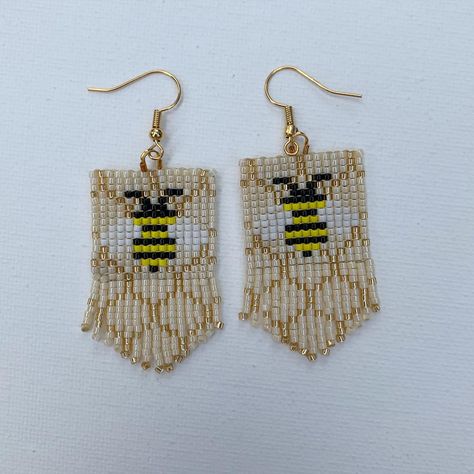 Square Stitch Earrings, Beaded Bees, Fringe Earring, Square Stitch, Beaded Jewelry Bracelets, Bead Earring, Bead Loom Pattern, Diy Perler Bead Crafts, Diy Perler Beads