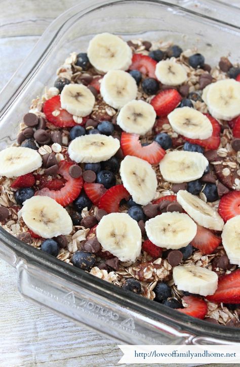 Baked Oatmeal Casserole Recipe...This is probably my fave breakfast bake so far, not to mention so convenient and healthy. Baked Oatmeal Casserole, Oatmeal Casserole, God Mad, Oatmeal Breakfast, Snacks Saludables, Breakfast Bake, Baked Oatmeal, Lunch Snacks, Breakfast Food