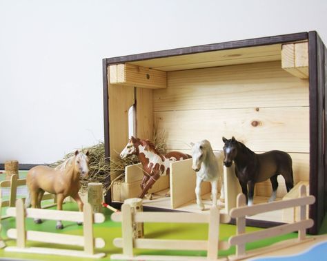 Knagglig Hack, Toy Horse Stable, Kids Barn, Upcycle Kids, Diy Horse Barn, Nativity Stable, Toy Horses, Toy Barn, Diy Kids Toys