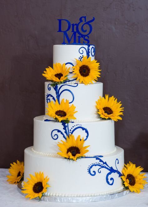 Blue Sunflower Wedding, Yellow Wedding Decorations, Sunflower Wedding Cake, Yellow Wedding Colors, Rustic Sunflower Wedding, Sunflower Themed Wedding, Yellow Bouquets, Wedding Decorations On A Budget, Wedding Cakes Blue