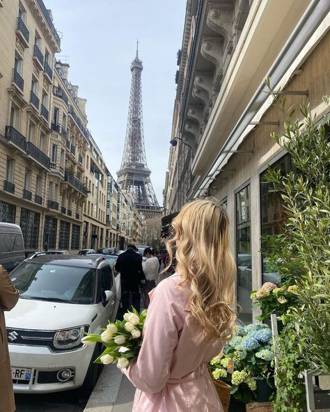 Best French Pharmacy Hair Products edenmorrissey French Hair Products, French Haircare, What To Buy In Paris Pharmacy, Parisian Makeup Look, Best French Skincare Products, Paris Pharmacy Products, Parisian Makeup, French Girl Hair, French Pharmacy