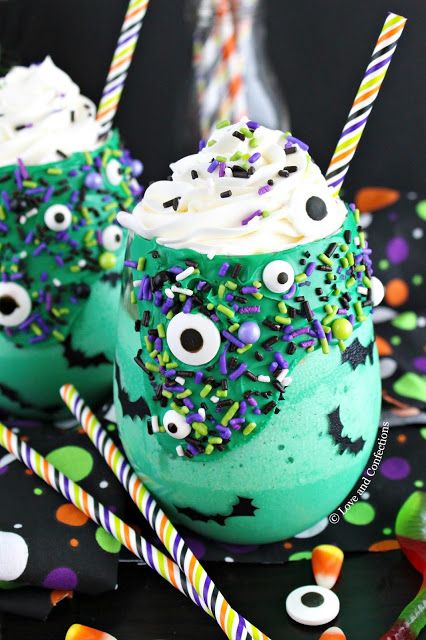 Monster Milkshakes, Halloween Recipes Drinks, Postres Halloween, Halloween Green, Dulces Halloween, Halloween Drink, Store Bought Frosting, Halloween Foods, Candy Eyeballs