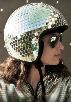 toda la onda disco Motorcycle Helmets Diy, Onda Disco, Swimmers Ear Remedy, Diy Disco Ball, Glitter Mirror, Party Fotos, Mini Terrarium, Helmet Hat, Mirror Ball