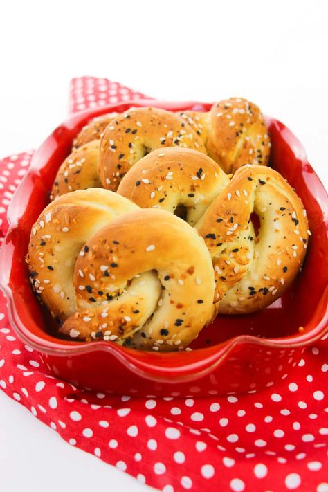 red bowl of vegan soft pretzels Vegan Soft Pretzel Recipe, Vegan Pretzel Recipe, Vegan Soft Pretzels, Sourdough Pretzels, Soft Pretzels Recipe, Baked Pretzels, Pretzel Recipe, Soft Pretzel Recipe, Homemade Pretzels