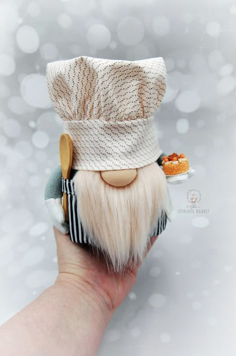 Cute handmade gonk with chef hat and apron and a freshly baked cake to share.🎂 Kitchen Gnomes, Baked Cake, Nordic Gnomes, Gnomes Diy, Chef Hat, Doll Home, Gnome Ornaments, Gnome Patterns, Gnomes Crafts