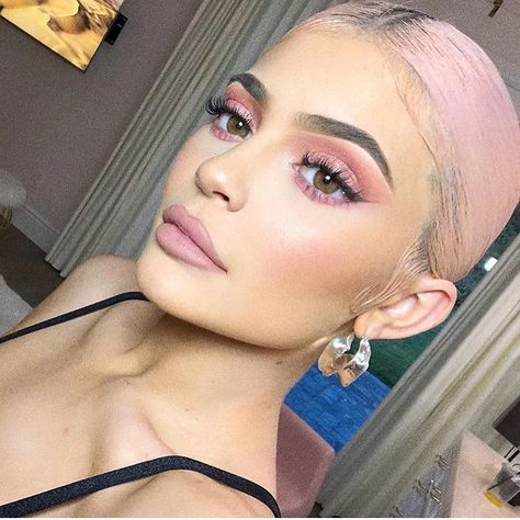 Kylie Jenner pink makeup look Moda Kylie Jenner, Iconic Pics, Maquillage Kylie Jenner, Ariel Makeup, Rosa Make-up, Look Kylie Jenner, Looks Kylie Jenner, Kylie Jenner Nails, Kylie Makeup