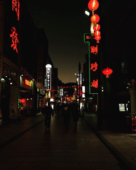 photography in japan. Chinatown has a nice neon aesthetic Neon Street Photography, Yokohama Japan Aesthetic, Japan Neon Aesthetic, Izana Kurokawa Aesthetic, Izana Aesthetic, Chinatown Photoshoot, Chinatown Aesthetic, Neon Japan, Cyberpunk Photoshoot