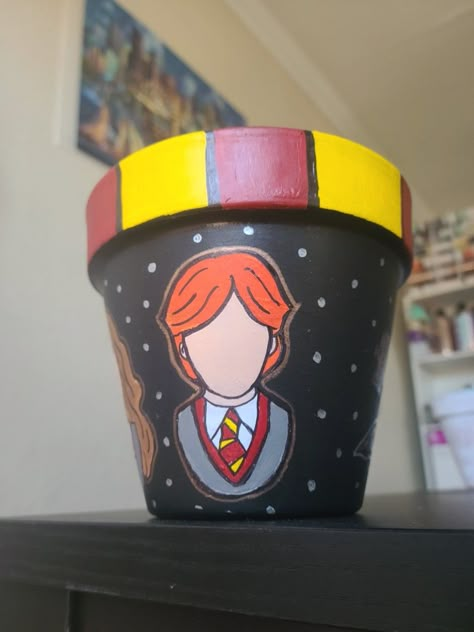 Mad Potter Painting Ideas, Small Harry Potter Painting, Plant Pots Painting, Harry Potter Plant Pot, Disney Painted Pots, Painting Harry Potter, Hand Painted Plant Pots Aesthetic, Cute Plant Pots, Pots Painting