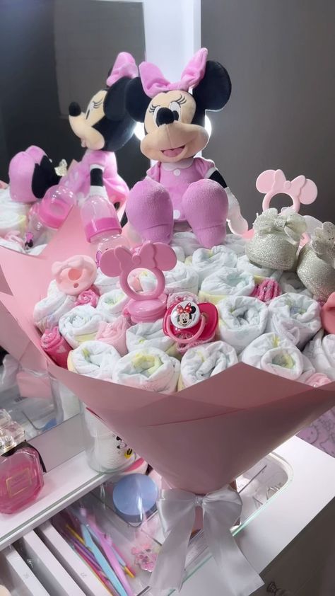 Baby shower ramo 💗 #babygirl #babyontheway | Instagram Diaper Bouquet Diy, Baby Shower Bouquet, Babby Shower, Diaper Bouquet, Baby Birthday Photoshoot, Baby Bouquet, Diaper Gifts, Eternal Roses, Baby Shower Baskets