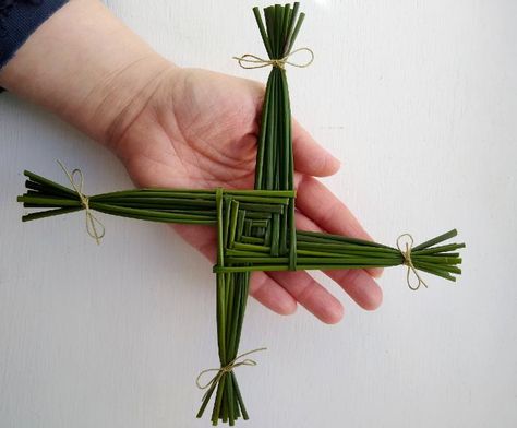 A simple tutorial, showing how to make a St Brigid's cross to celebrate Imbolc....... How To Make A St Brigid Cross, Diy Brigid Cross, Brigid Cross How To Make, Imbolc Altar Decorations, St Brigid's Cross, How To Make Brigid Cross, St Brigid Cross Diy, Imbolc Brigid Cross, Brigid Doll Diy