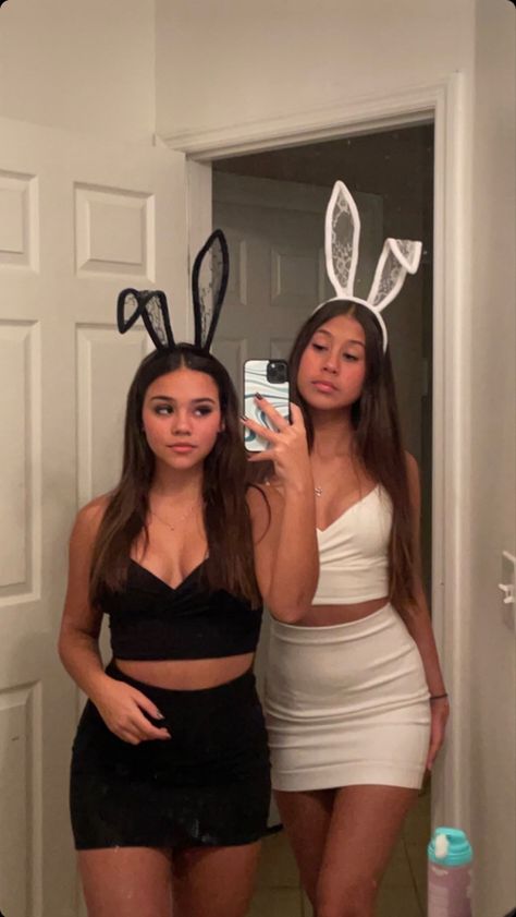 Halloween Costumes For Duos 2023, Simple Carnival Costumes, Halloween Outfit Inspo 2023, Hot Bunny Halloween Costumes, Bunny Custome Halloween, Outfit Carnevale, Halloween Costumes Two People, Cute Duo Halloween Costumes Best Friends, Halloween Costumes 4 Friends