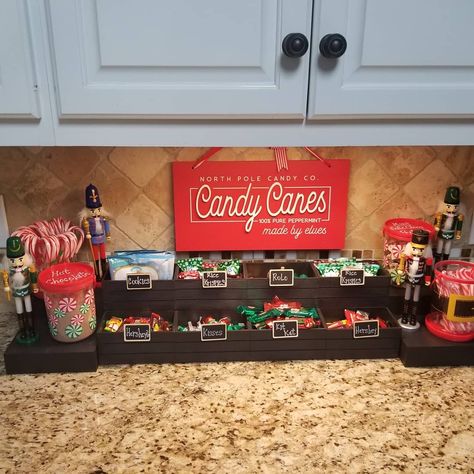 18 small crates, mini chalk signs, 4 Christmas Cups and 4 Nut Crackers....all from the dollar tree. Wood Crates Diy, Coco Station, Wood Crate Diy, Rice Cookies, Chalk Signs, Nut Crackers, Mini Crates, Babymoon Photos, Crate Diy