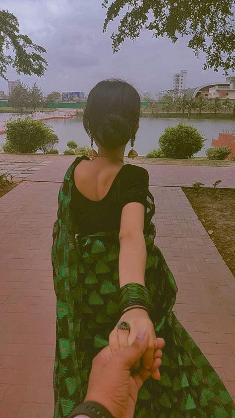 Green saree, black backless velvet blouse, bun jhumka, couples, blqck bangles, indian aesthetic. Hide Pose, Mens Photography, Sita Ramam, Radha Beauty, Cow Photos, Instagram Dp, Couple Silhouette, Kannada Movies, Aesthetic Couple