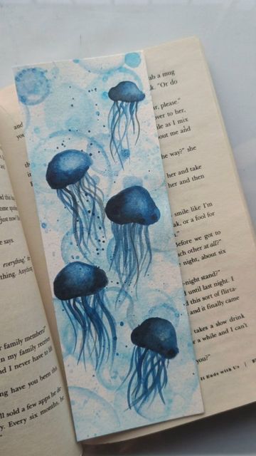 What To Draw On A Bookmark, Easy Waterpaintings, Bookmark Aesthetic Ideas, Bookmarks Inspired By Books, Drawing Bookmarks Ideas, Design For Bookmarks, Make Bookmarks Diy, Bookmarks Painting Ideas, Diy Aesthetic Bookmarks