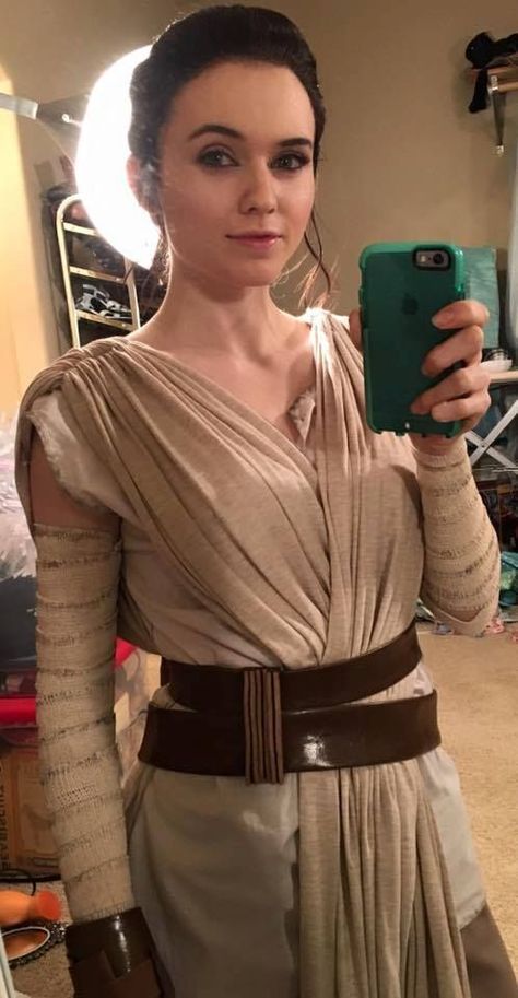 DIY Rey Star Wars Costume | Your Costume Idea for Halloween, Mardi Gras and Carnival 2 Rey From Star Wars, Rey Star Wars Costume, Disfraz Star Wars, Rey Costume, Star Wars Rey, Rey Cosplay, Star Wars Character, Cosplay Inspo, Diy Halloween Costumes For Women