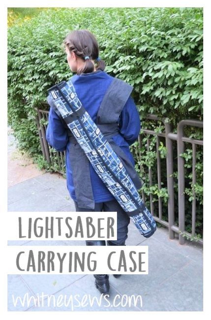 DIY Lightsaber Carrying Case - Whitney Sews Diy Lightsaber, Jedi Lightsaber, Crochet Hook Roll, Star Wars Bag, Jedi Costume, Makeup Brush Roll, Star Wars Diy, Star Wars Light Saber, Cases Diy