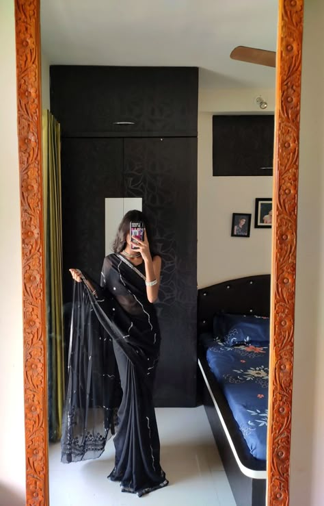 Saari Poses Mirror Selfie, Kavya + Core + Aesthetic, Mirror Selfie In Saree Asthetic, Saree Asethic Pic, Saree Mirror Selfie Poses, Saree Mirror Selfie, Black Saree Aesthetic, Saree Snap, Free Size Blouse