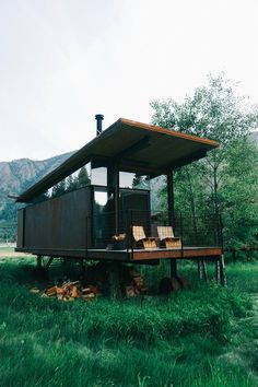 Olson Kundig, Architect, Methow Valley Rolling Huts - Where the outdoors meets architecture - bon traveler Container Home Designs, Building A Container Home, Casa Container, Shipping Container House, Container House Design, Tiny House Cabin, Small Cabin, Cabin In The Woods, Shipping Container Homes