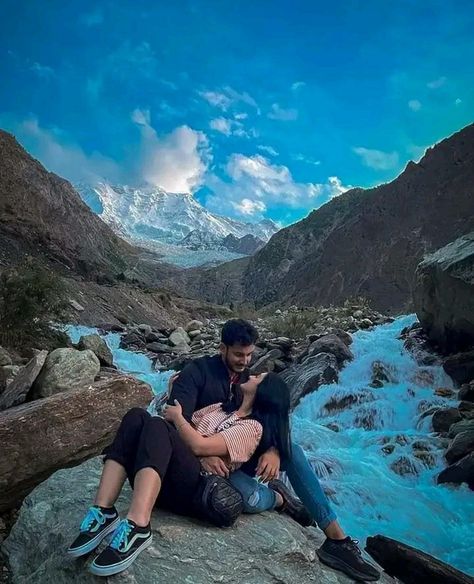 Hill Station Couple Photography, Pre Wedding Photoshoot In Kashmir, Couple Photography Poses At Hill Station, Srinagar Photography Poses, Couple Poses In Hill Station, Couple Poses For Trip, Couple Trip Photos, Hill Station Couple Photos, Hill Poses Photo Ideas