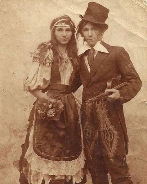 History In Pictures on Instagram: “A couple of Victorian travellers looking rather dandy taken around 1890s” Old Photography, Bohol, Foto Vintage, Vintage Circus, Old Photographs, Edwardian Era, Vintage Portraits, Vintage Pictures, Cabaret