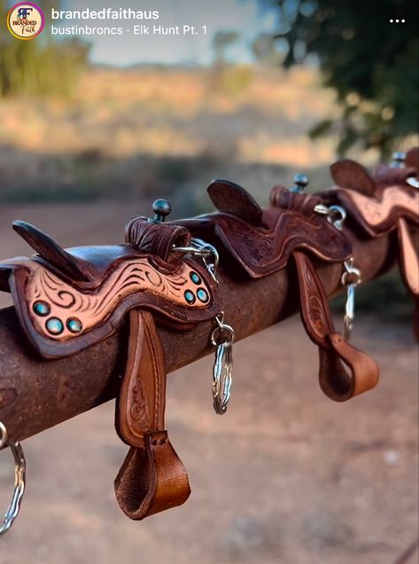 Tooled Leather Phone Case, Leather Horse Tack, Western Car, Hair Keepsake, Western Gifts, Cowgirl Accessories, Horse Riding Clothes, Diy Leather Projects, Astuces Diy