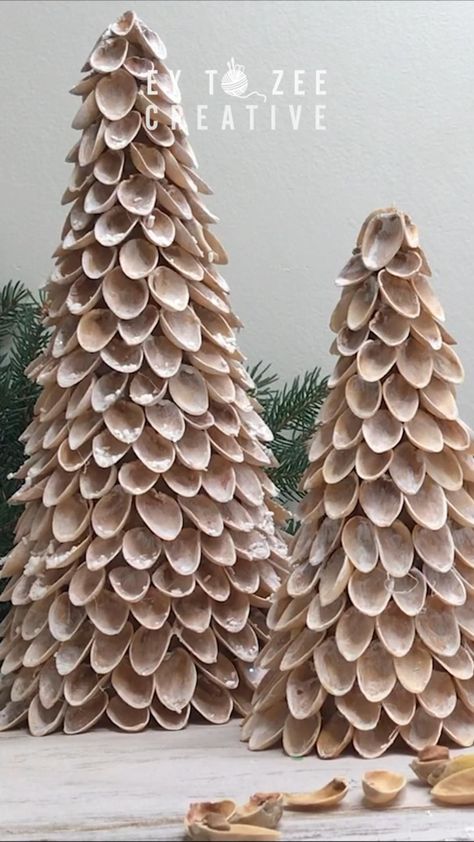 Diy Pistachio Shells, Jul Diy, Pistachio Shells, Minimalist Christmas Tree, Pencil Christmas Tree, Xmas Deco, White Christmas Trees, Christmas Tree Crafts, Minimalist Christmas