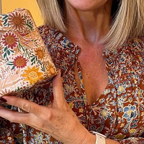 Lisa Richardson | Nashville Influencer on Instagram: "Here it is! If you want to boujee up you bathroom, wrap your toilet paper in pretty napkins and change them seasonally. It’s as easy as 1, 2, 3 #howto #homedecor #bathroomdecor #seasonaldecorating" Lisa Richardson, Learn To Fly, Toilet Paper, 1 2 3, Nashville, Influencer, Bathroom Decor, Napkins, Seasonal Decor