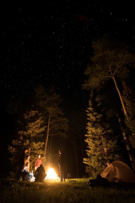 Campfire Astethic, Camp Fire Aesthetic Dark, Night Camping Aesthetic, Camping In Fall, Best Friend Camping, Camping With Friends Aesthetic, Campfire Aesthetic, Winter Campfire, Forest Campfire