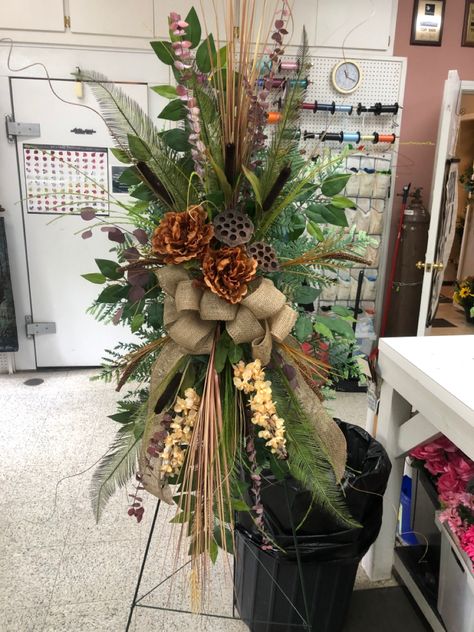 Headstone Arrangements, Silk Flower Decor, Standing Spray, Rustic Flower Arrangements, Casket Flowers, Floral Design Classes, Sympathy Arrangements, Casket Sprays, Large Flower Arrangements