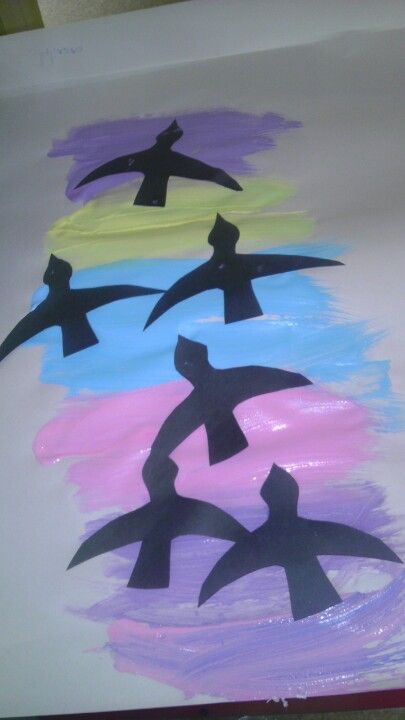 Migration. Just cut out black geese and mix some pastel paint and let your child blend the colours Preschool Migration Crafts, Migration Art Preschool, Animals That Migrate, Migration Crafts For Toddlers, Migrating Birds Preschool, Preschool Migration Activities, Migration Crafts Preschool, Migration Activities For Preschool, Migration Preschool Activities