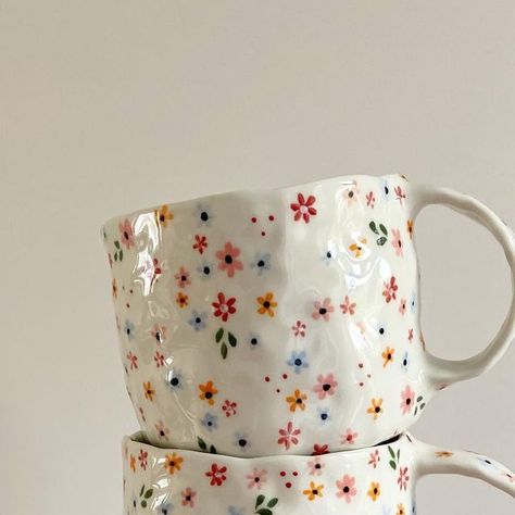 Pottery Painting Ideas Plates Floral, Pottery Painting Mugs Inspiration, Ceramic Mug Ideas Design, Cute Simple Pottery Designs, Ceramics Ideas Pottery Creative Inspiration, Pottery Painting Neutral, Teacup Pottery Painting, Cute Painted Ceramics, Cute Clay Painting Ideas