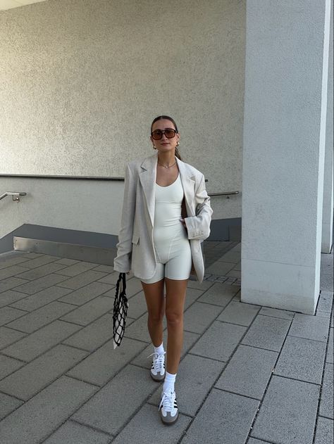 Beige aesthetic, neutral colors, overall look, oversized blazer, monochrome look, sporty chic, sneakers outfit Blazer Sporty Outfit, Aesthetic Neutral, Chic Sneakers, Make Passive Income, Passive Income Online, Beige Aesthetic, Stay At Home Mom, Oversized Blazer, Sporty Outfits