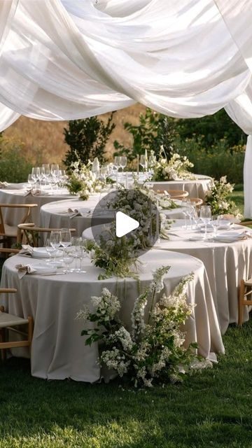 LE GRAND | ORGANIZACION DE BODAS Y EVENTOS on Instagram: "Esta tendencia que se está dando para la nueva temporada nos fascina porque sin dejar de lado es muy novedosa tambien acerca a los invitados de una manera muy sutil y elegante.  Ideal también para formato libre elección sin la designación de Mesas que sabemos es un 🤕dolor de cabeza constante .

¿TE GUSTA? Que esperas! Escr�íbenos al +56948652149

 MÍNIMO DE 150 INVITADOS 

#legrandato #vivelegrand #matrimoniosdelujo #tendencia #matrimonioschile #novioschile" On Instagram, Instagram