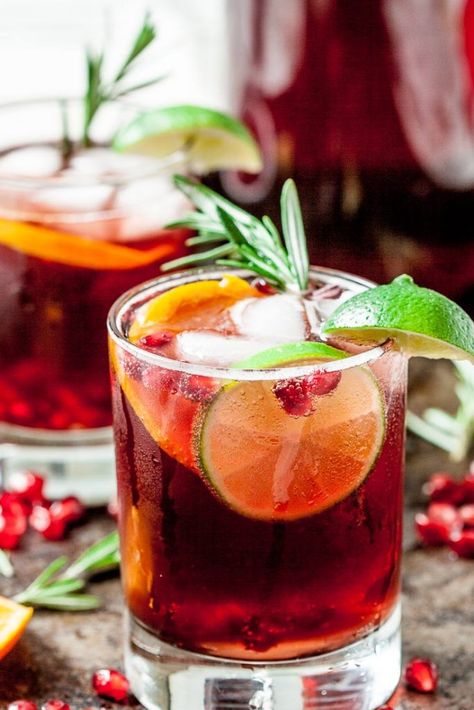 Sparkling Pomegranate Punch Recipe Pomegranate Punch Recipes, Punch Alcohol, Holiday Party Punch, Pomegranate Punch, Holiday Cocktails Christmas, Holiday Drinks Alcohol, Holiday Punch Recipe, Easy Chicken Fajitas, Festive Holiday Cocktails