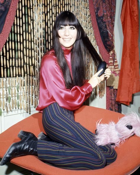 Cher Brushes Hair Cher 60s, 60s Fashion Trends, 70s Mode, Cher Photos, 60s 70s Fashion, Swinging Sixties, I'm With The Band, 1960s Fashion, Moda Vintage