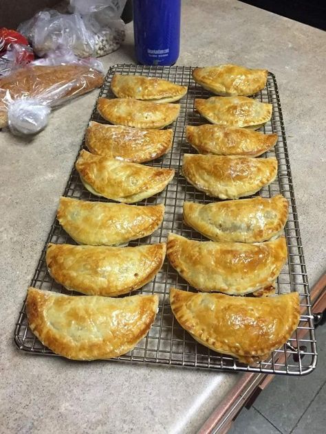 Pumpkin Empanadas (Mini Hand Pies) - Easy DIY Recipes Mini Hand Pies, Pumpkin Empanadas, Haribo Sweets, Homemade Bolognese Sauce, Classic Savory, Pumpkin Filling, Beef Empanadas, Meat And Vegetables, Homemade Pumpkin Puree