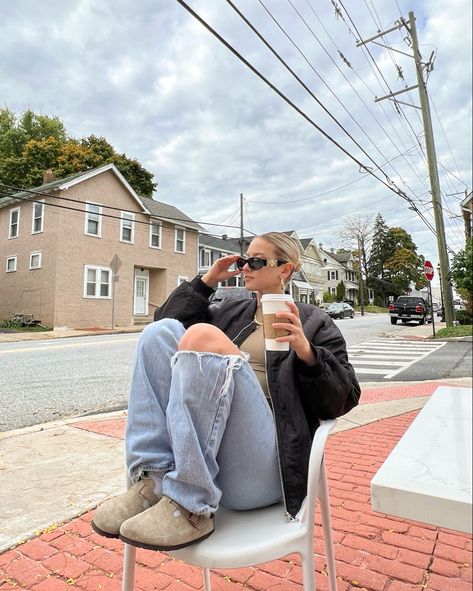 Boston Burk Outfits, Boston Clogs Outfit Airport, Kendall Jenner Birkenstock Clog, Boston Clogs Style, Shearling Boston Birkenstock Outfit, Birkenstock Boston Fur Outfit, Fuzzy Clogs Outfit, Birken Stock Boston Outfit, Burcanstocks Outfit