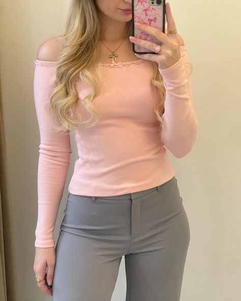 pink and grey combo 🤝🏼 me Today’s outfit inspo: Top: @amelieteje Pants: @kookai_australia Shoes: @tonybianco Necklace: @nevesse.co #stylist #fashioninspo #pinkaesthetic #girlyoutfits #pinterestgirl #exlporepage Pink And Grey Outfit, Grad School Outfit, Flared Leggings, Grey Outfit, Grad School, Street Style Inspiration, Pinterest Girls, Baddie Outfits Casual, Pink Outfits