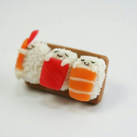 Polymer clay sleeping sushi Sushi Gif, Polymer Clay Sushi, Clay Sushi, Clay Date, Diy Sushi, Clay Rings, Clay Keychain, Diy Air Dry Clay, Date Recipes