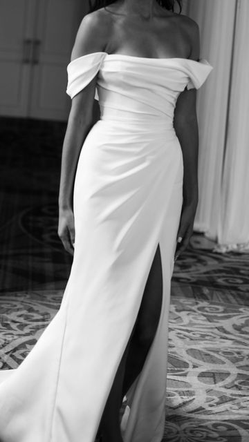 Simple Elegant Wedding Dress, Minimal Wedding Dress, Pretty Wedding Dresses, Fancy Wedding, Dream Wedding Ideas Dresses, Bridal Inspo, Civil Wedding, Wedding Mood, Elegant Wedding Dress