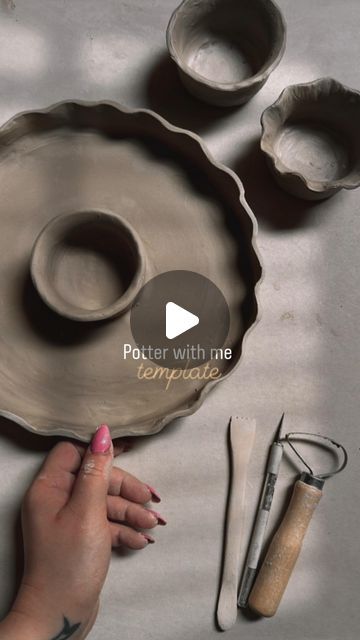 pottery | handbuild | mindfulness on Instagram: "Potter with me 🫶🏼 - snack & dip bowl   Template time, you can find it via the link in my bio (only until 24.05.2024)💃🏽💃🏽  I love it 😍, I also made two individual dip bowls that can be placed in variable positions, in case you want more than one dip. You also have the base for them in the template. I think this is also a great project to get a little creative yourself. You have a good base here and can add something, arrange the dip bowl differently, or add more. Of course, you can also make them smaller or larger.☺️ So have fun recreating it 💃🏽💃🏽  I got the inspo from @beclayyy Love the one she threw on the wheel😍  #pottery #handbuild #handcrafted #clay #ceramics #snack #bowl #homemade #template" Clay Dipping Bowls, Pottery Dipping Bowls, Ceramic Dipping Bowls, Ceramic Dip Bowls, Chip And Dip Bowl Pottery, Chip And Dip Bowl Ceramic, Pottery Chip And Dip Bowl, Clay Bowl Designs, Fun Pottery Ideas