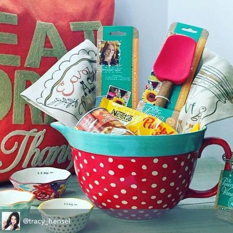 Do it Yourself Gift Basket Ideas for all Occassions - The CUTEST Baking Gift Idea using a decorative Batter Bowl as the gift basket via Pioneer Woman ReGram Auction Basket, Auction Baskets, Raffle Basket, Boyfriend Gift Basket, Raffle Baskets, Baking Gift, Themed Gift Baskets, Diy Gift Baskets, Batter Bowl