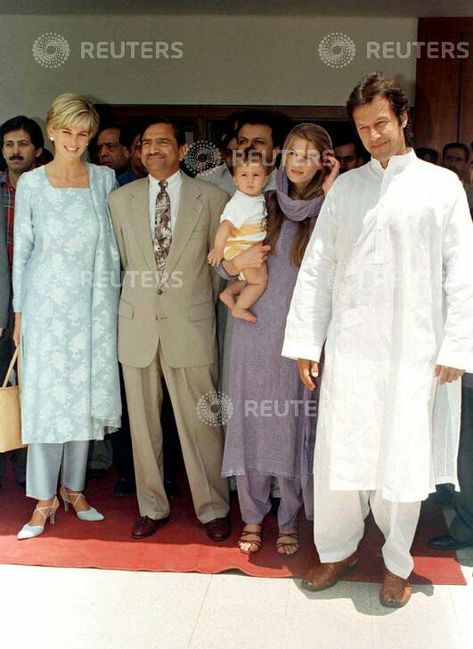 Beautiful imran khan eith family and diana and one other Diana In Pakistan, Jemima Goldsmith, Diana Princesa, Imran Khan Photos, Imran Khan Pakistan, Diana Ring, Princess Diana Pictures, Tuk Tuk, Princes Diana