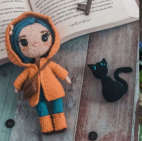 Si te gusta tejer a crochet, te comparto Patrón Amigurumi gratis Coraline. Veras que es muy facil de hacer., solo necesitas hilos de colores, aguja de crochet y Crochet Coraline, Coraline Crochet Pattern Free, Coraline Amigurumi, Coraline Cat Crochet Pattern, Crochet Coraline Doll Free Pattern, Coraline Squid Crochet Pattern, Crochet Caroline Doll, Hello Kitty Amigurumi, Coraline Doll Crochet Free Pattern