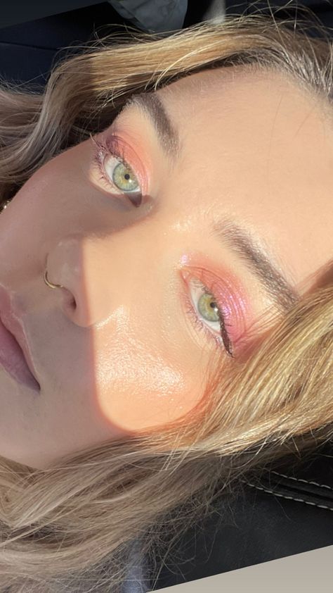 Simple Bright Makeup Looks, Pink Eye Makeup For Green Eyes, Summer Makeup Looks For Green Eyes, Pink Makeup Green Eyes, Makeup Look For Green Outfit, Pink Eye Makeup Green Eyes, Green Eyes Pink Eyeshadow, Spring Makeup Green Eyes, Fun Makeup For Green Eyes